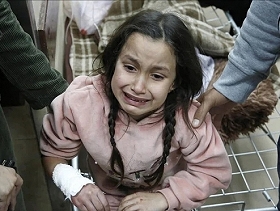 فقدت كل عائلتها.. طفلة غزية شريدة تكمل مع جدها بقية فصول المأساة