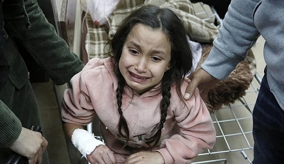فقدت كل عائلتها.. طفلة غزية شريدة تكمل مع جدها بقية فصول المأساة
