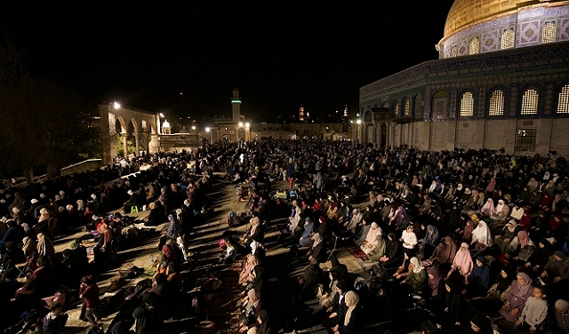 القدس المحتلة: 120 ألف مصل يؤدون صلاتي العشاء والتراويح بالأقصى