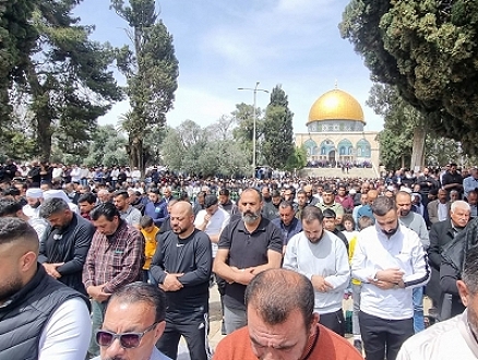 رغم القيود الإسرائيليّة: 125 ألف مصلّ أدّوا صلاة الجمعة الثالثة من رمضان في الأقصى