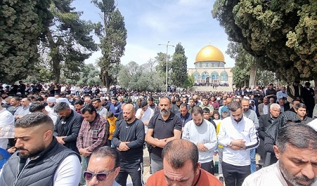 رغم القيود الإسرائيليّة: 125 ألف مصلّ أدّوا صلاة الجمعة الثالثة من رمضان في الأقصى