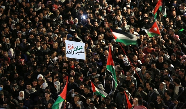 الآلاف يتظاهرون قرب السفارة الإسرائيلية في الأردن.. مظاهرات في اليمن والمغرب
