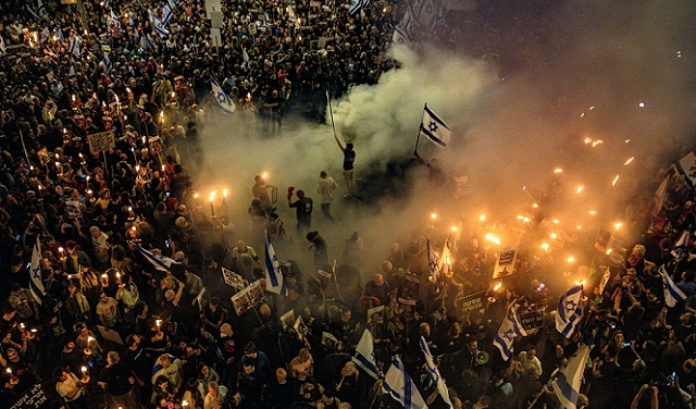 احتجاجات واسعة مناهضة لحكومة نتنياهو  في القدس: مواجهات بين علمانيين وحريديين