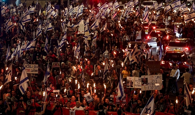 الآلاف يتظاهرون ضد الحكومة الإسرائيلية بالقدس: اعتقالات ومحتجّون حاولوا الوصول لمنزل نتنياهو
