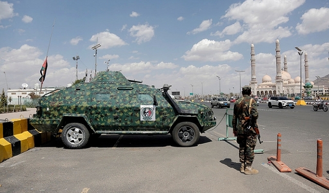 مقتل 11 جنديا بهجوم للحوثيين في جنوب اليمن