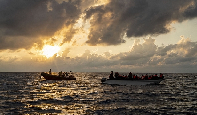إنقاذ 55 مهاجرًا على متن قارب خشبيّ قبالة السواحل الليبيّة