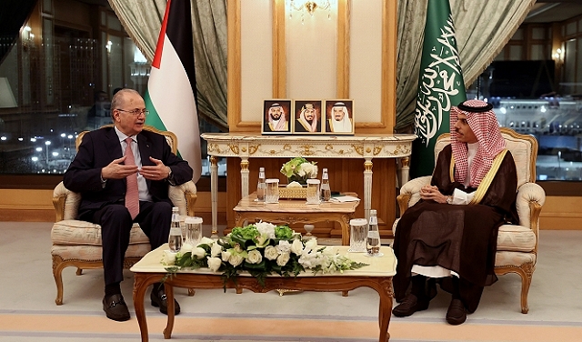  رئيس الوزراء الفلسطيني بالسعودية: الأولوية لدينا هي وقف العدوان على شعبنا