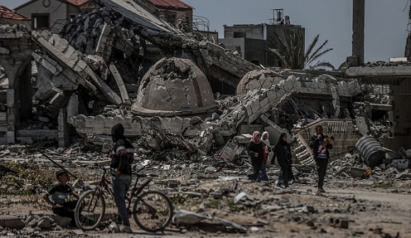 الحرب على غزة: غارات على خانيونس والنصيرات ومقابر جماعيّة مؤقتة في شمال القطاع