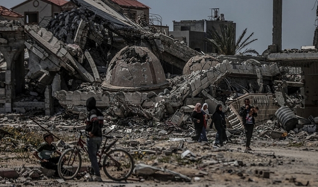 الحرب على غزة: غارات على خانيونس والنصيرات ومئات المقابر الجماعيّة المؤقتة في شمال القطاع