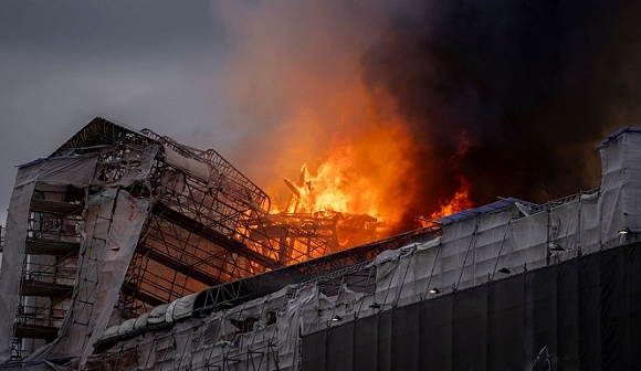 حريق ضخم يأتي على مبنى بورصة كوبنهاغن التاريخيّ