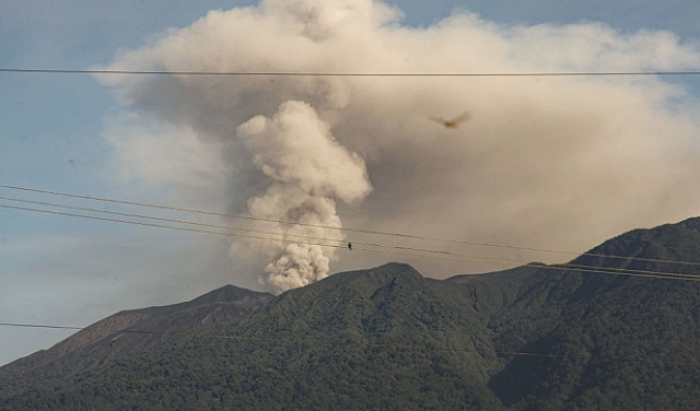 إندونيسيا: بركان ثائر يجبر السلطات على رفع الإنذار إلى المسوى الرابع
