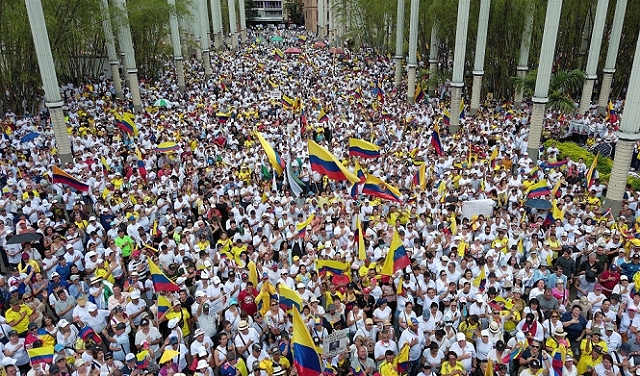 عشرات الآلاف يخرجون في مظاهرات ضدّ الحكومة في كولومبيا