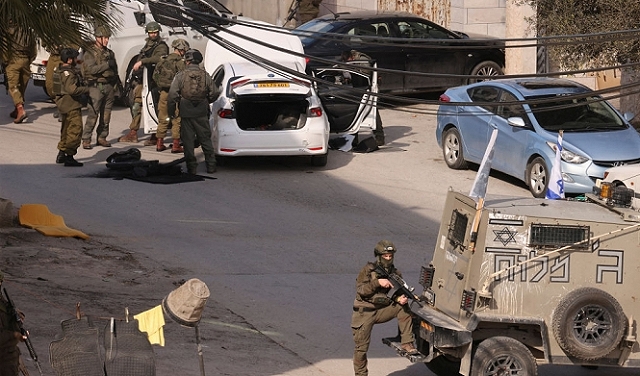 إصابات برصاص الاحتلال من جراء استهداف مركبة مدنيّة في الخليل