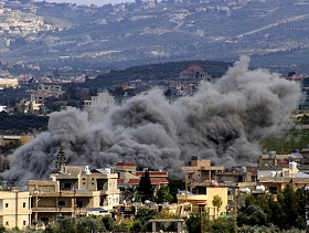  شهيد بغارة إسرائيلية على سيارة جنوب لبنان وحزب الله يقصف مواقع للاحتلال