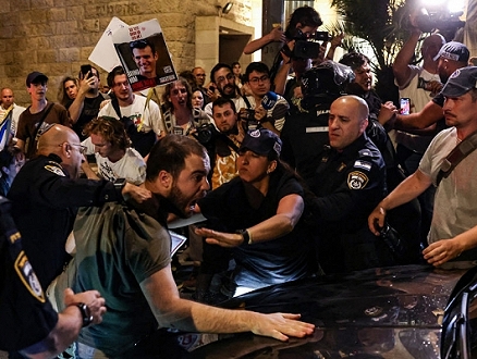 مظاهرة غاضبة أمام مكتب نتنياهو بالقدس لمطالبته بـ"التنحي وإعادة الأسرى"