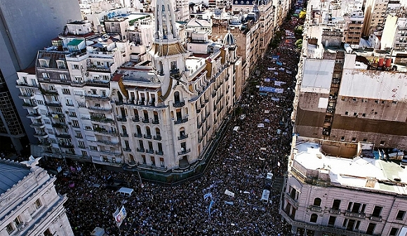 الأرجنتين: مئات الآلاف يشاركون في مظاهرات دعمًا للتعليم الجامعيّ المجانيّ