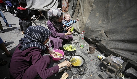 إسرائيل تمنع الغاز.. نفايات غزة تطهو الطعام وتدمر الصحة
