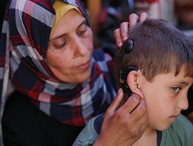 حكاية طفل غزّي اعتدى عليه جنود الاحتلال وحطموا سماعة أذنه الطبية