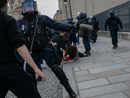 الشرطة الفرنسية تخرج ناشطين مؤيدين لفلسطين من جامعة السوربون