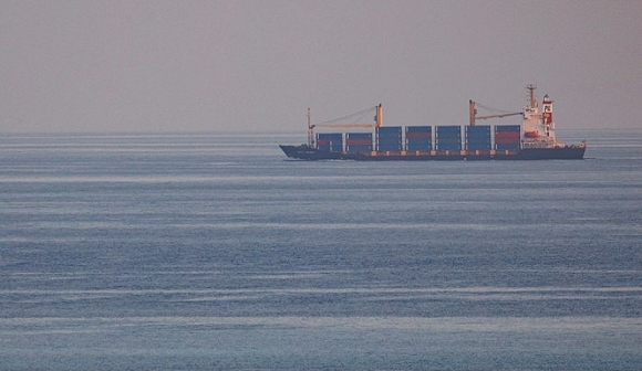 "أمبري": استهداف سفينة حاويات مرتبطة بإسرائيل شمال المخا اليمنية