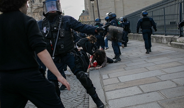 الشرطة الفرنسية تخرج ناشطين مؤيدين لفلسطين من جامعة السوربون