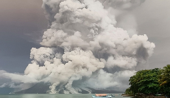 ثوران بركان روانغ مجددًا في إندونيسيا يتسبّب بإغلاق مطار دوليّ