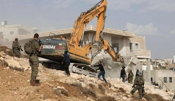 القدس: الاحتلال يهدم منزلا في بلدة حزما  