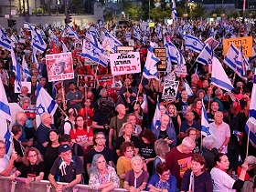 تجدد الاحتجاجات ضد حكومة نتنياهو والمطالبة بانتخابات في تل أبيب ومواقع أخرى