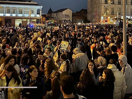 جورجيا.. الآلاف يتظاهرون ضد قانون "التأثير الأجنبي"