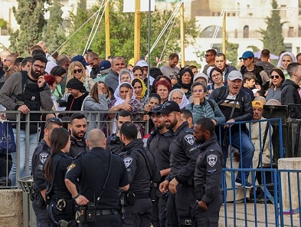الاحتلال يفرض تشديدات وتقييدات في القدس تزامنا مع احتفالات سبت النور بكنيسة القيامة