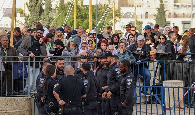 الاحتلال يفرض تشديدات وتقييدات في القدس تزامنا مع احتفالات سبت النور بكنيسة القيامة