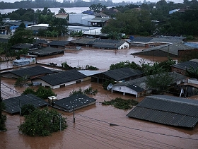 البرازيل: عشرات القتلى ونزوح 70 ألف شخص عن منازلهم بسبب الفيضانات