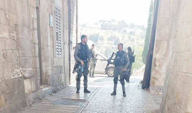  اعتقال فلسطينية عند باب المجلس بالأقصى بحجة تنفيذ عملية طعن
