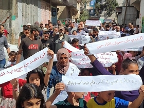 غزة.. نازحون يتظاهرون مطالبين "أونروا" القيام بمهماتها