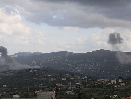 قصف مكثف ومتبادل بين حزب الله وإسرائيل: مصابان بحالة خطيرة بهجوم مسيّرات على المطلة