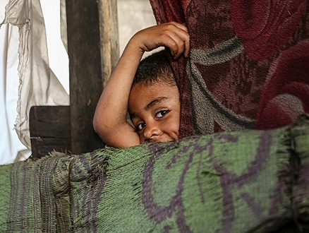 الحرب على غزة.. لحظات سعادة يقتنصها أطفال النزوح برفح