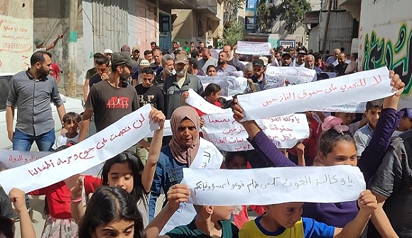 غزة.. نازحون يتظاهرون مطالبين "أونروا" القيام بمهماتها 