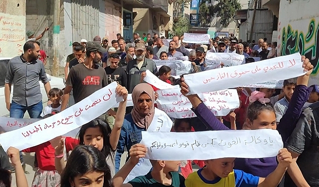 غزة.. نازحون يتظاهرون مطالبين 