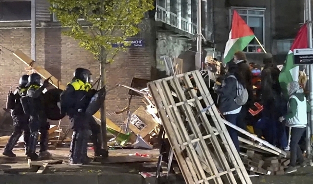 شرطة أمستردام تفضّ اعتصامًا وتعتدي على الطلّاب المشاركين