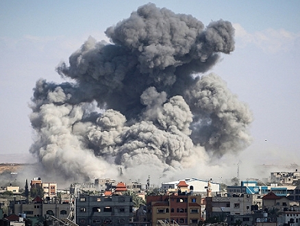 الحرب على غزة: قصف وغارات على القطاع وتحذيرات من تداعيات اجتياح رفح