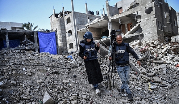 تقرير: الجيش الإسرائيلي قصف 77 منزلا لصحافيين وعائلاتهم بغزة