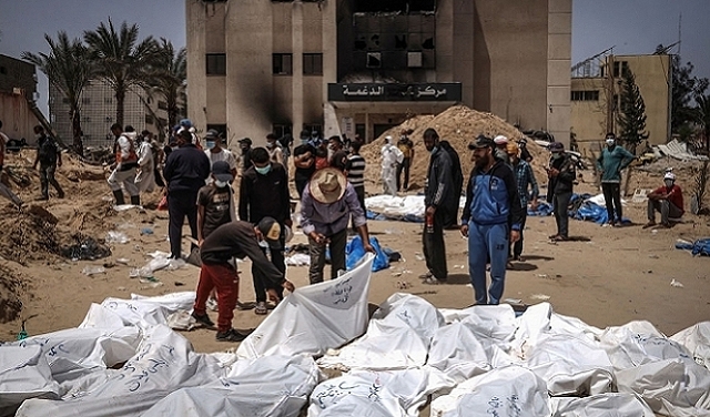 العثور على مقبرة جماعية جديدة بمجمع الشفاء بغزة؛ حماس: دليل على مخطط الإبادة والتهجير