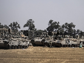 معارك ضارية: دبابات إسرائيلية تطوّق شرق رفح ونزوح عشرات الآلاف