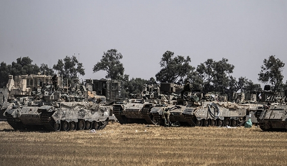 معارك ضارية: دبابات إسرائيلية تطوّق شرق رفح ونزوح عشرات الآلاف