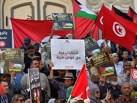 حملة قمع في تونس: متظاهرون يطالبون بانتخابات رئاسية والإفراج عن المعتقلين