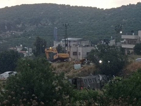 الخليل: الاحتلال يهدم عددا من المنازل في بيت أمر