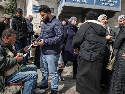 السلطة الفلسطينية تدفع نصف رواتب موظفيها عن شهر آذار 