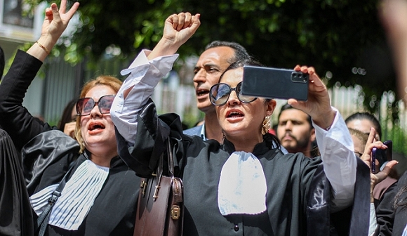 احتجاجًا على اقتحام الأمن هيئة المحامين: المحامون في تونس ينظّمون إضرابًا