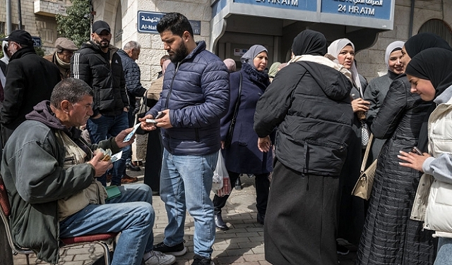 السلطة الفلسطينية تدفع نصف رواتب موظفيها عن شهر آذار 