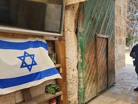 مستوطنون يرفعون علم إسرائيل خلال اقتحامهم للأقصى